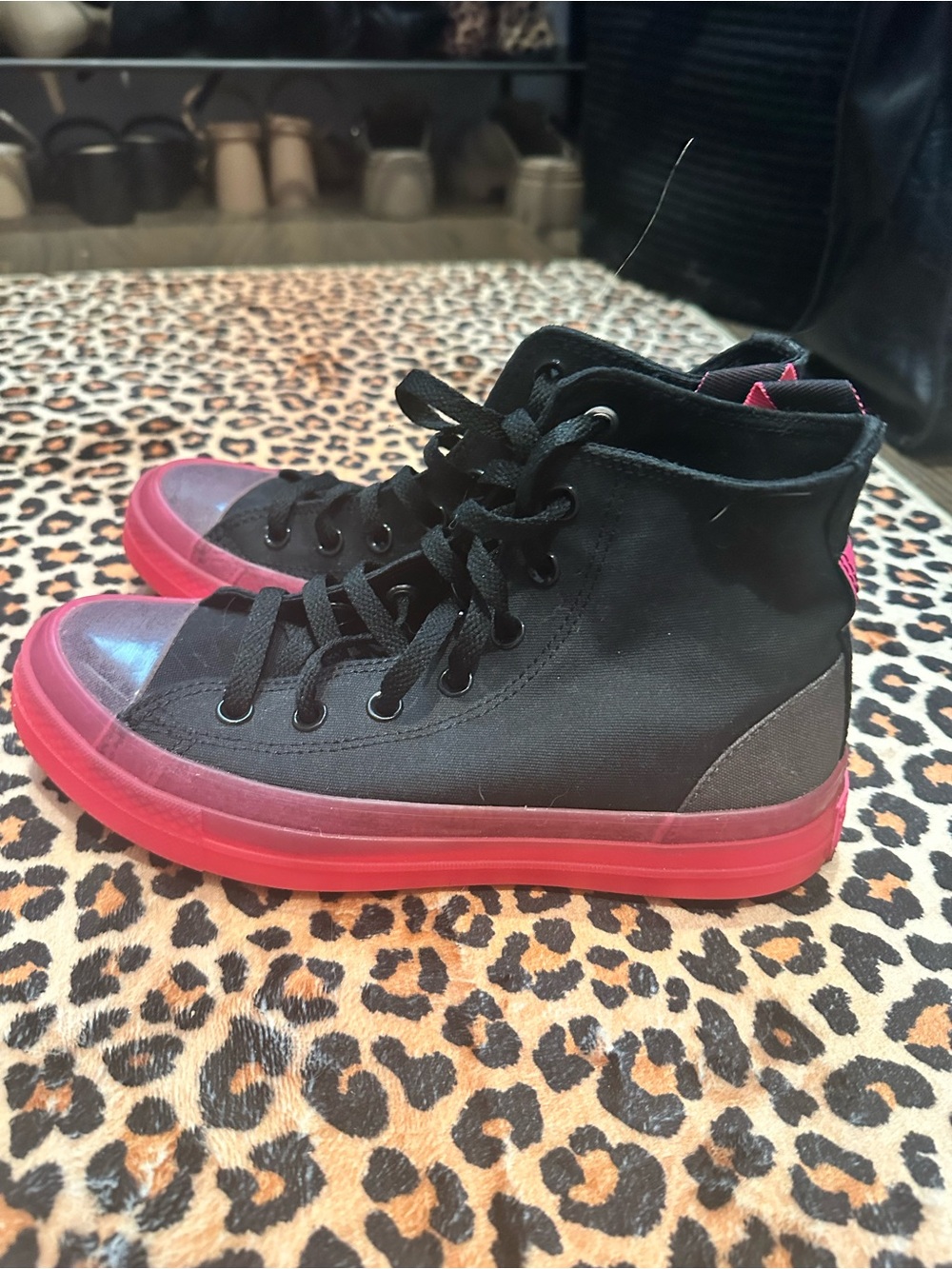 Women’s High Top Converse Size 8 Black with hot pink Sole - Picture 2 of 7